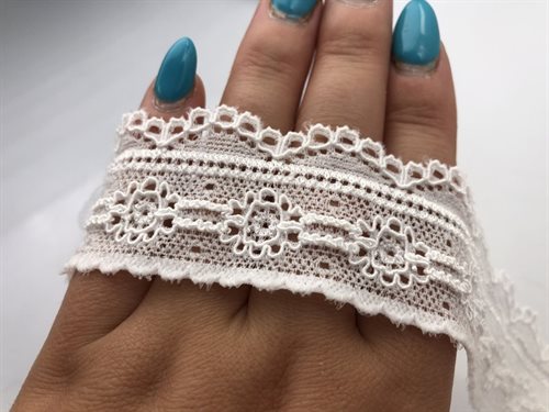 Blondekant - elastisk og fin i offwhite med shiny overflade, ca 3,5 cm